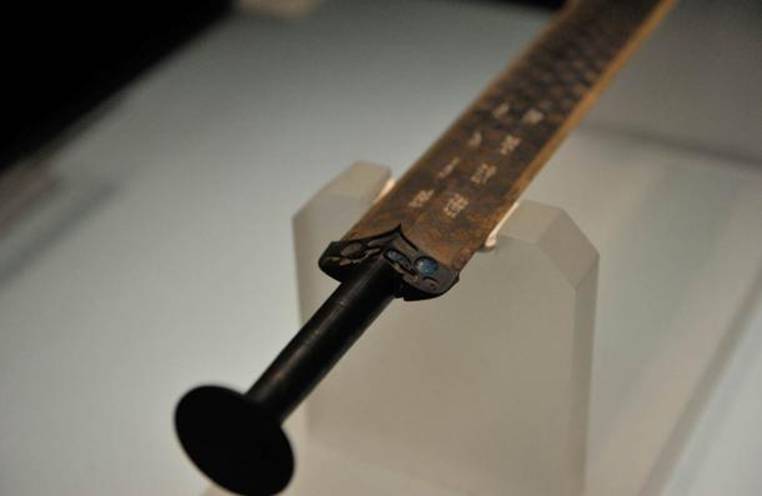 The turquoise can be seen embedded in the sword’s handle
