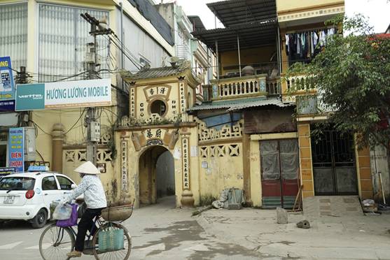 Cổng vào xóm chùa Nhĩ, được xây từ năm 1942.