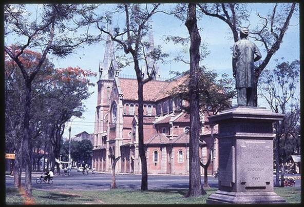 Bên hông nhà thờ Đức Bà Saigon