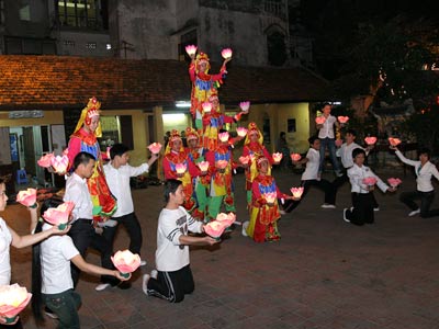 Phong su anh Vao chua xem Luc cung hoa dang