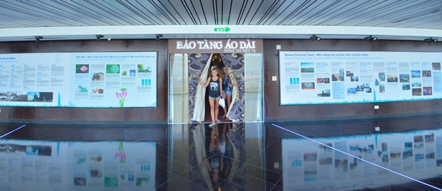 Bên ngoài bào tàng Áo dài.