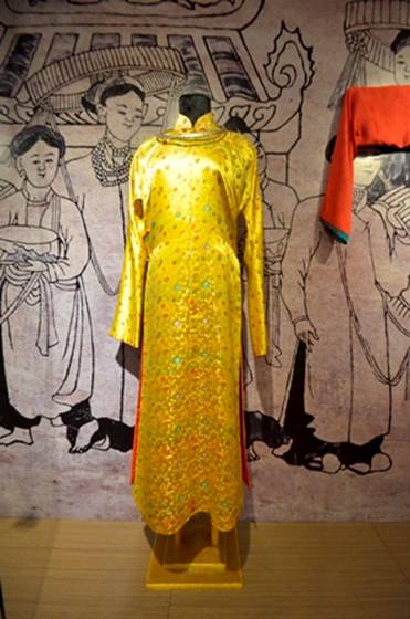 Áo dài vương triều nhà Nguyễn.