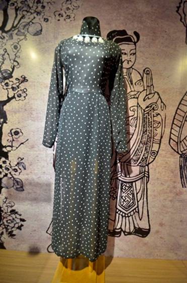Áo dài cổ cao.